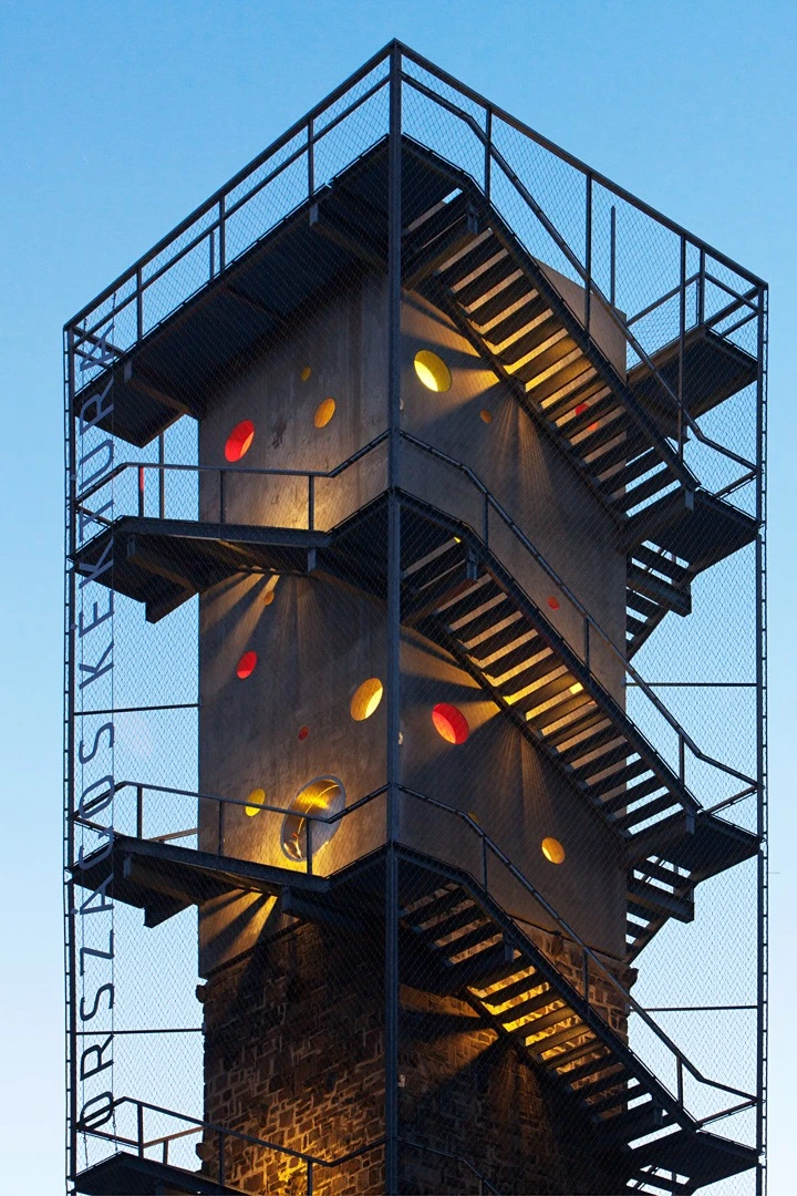 Despite their lack of amenities, Nartarchitects told Gizmag that the shelters have proved surprisingly popular with local hikers
