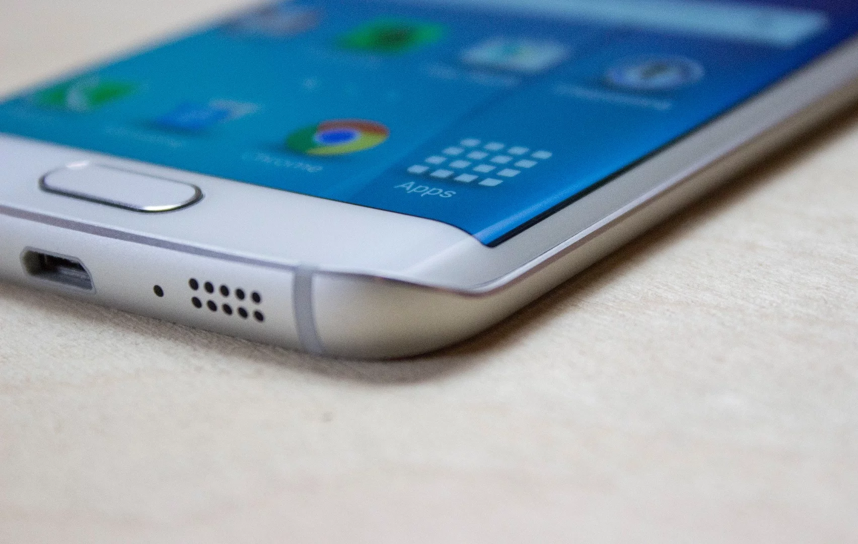 A closer look at the curved screen of the GS6 edge