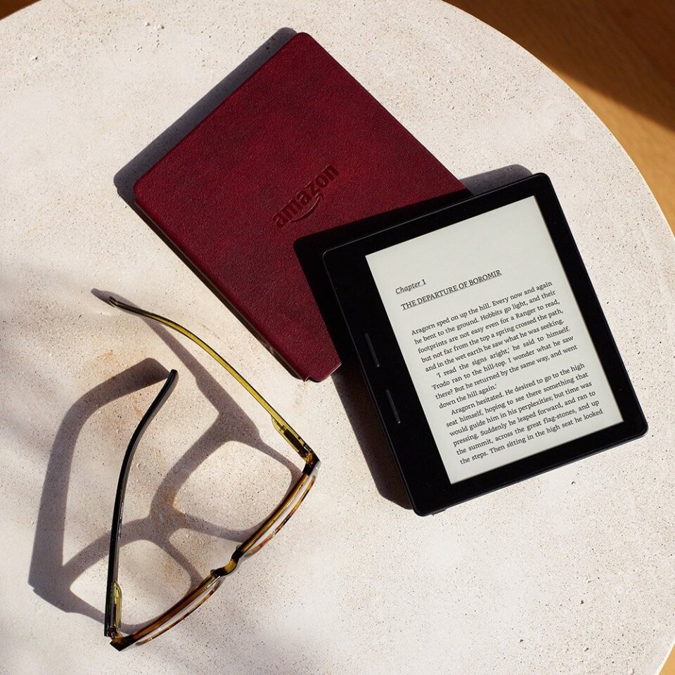 Like all Kindles, the e-ink display makes it easy to read in direct sunlight