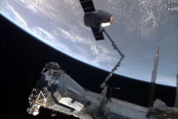 The Dragon CRS-3 spacecraft connected to the ISS via the Canadarm2 robotic arm (Photo: NASA)