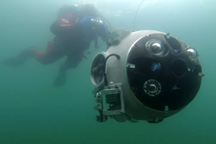 The UX-1's aluminum hull is approximately 0.65 m (2 ft) in diameter