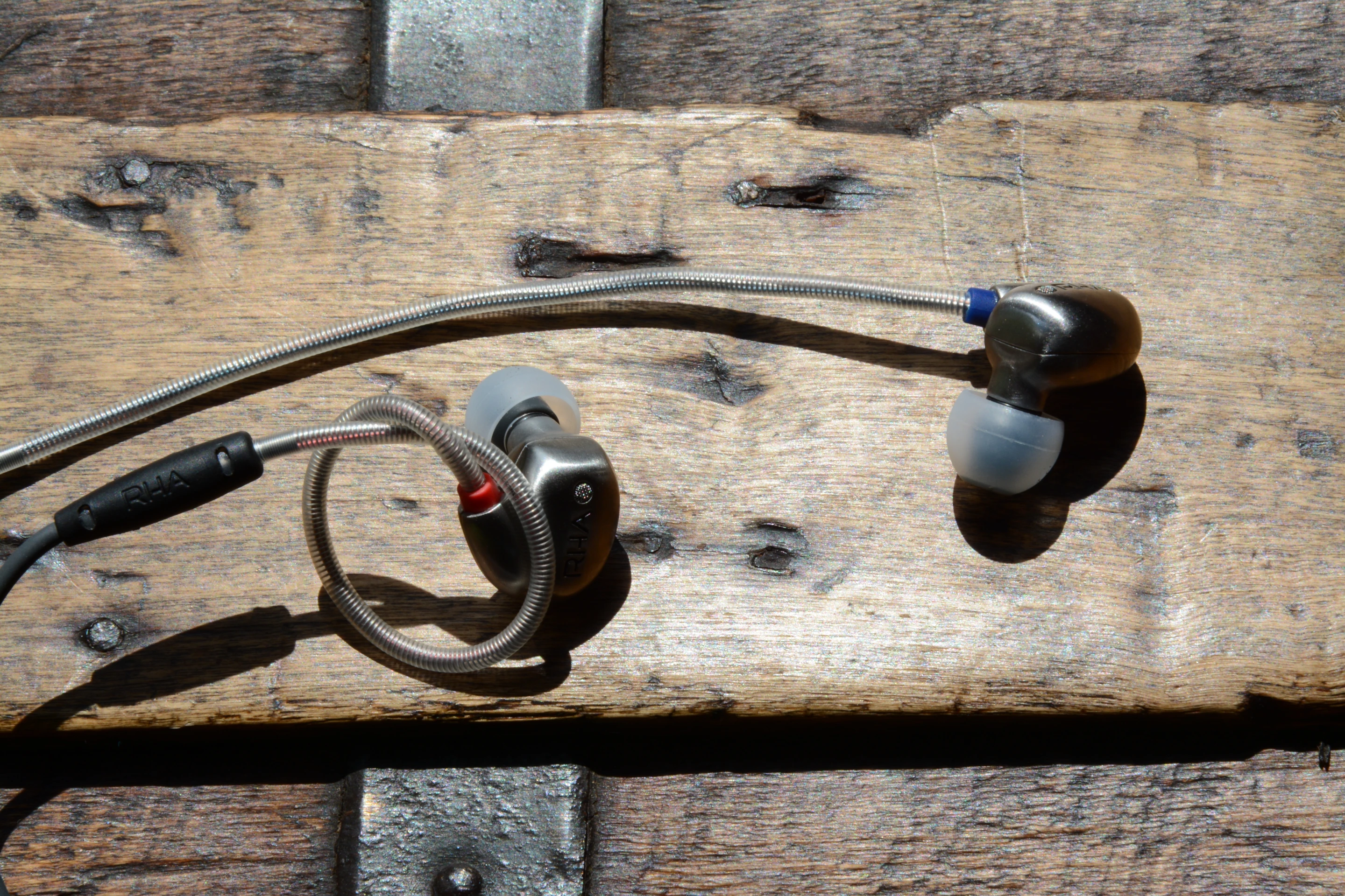 The over-ear hooks can be bent into all manner of shapes, you could even tie them in knots if you wanted (Photo: Paul Ridden/Gizmag.com)