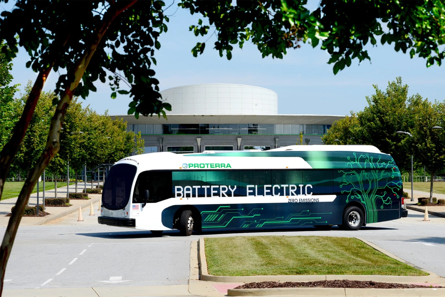 Proterra believes its ten-pack XR configuration, which provides a total energy capacity of 321 kWh, could achieve 300 mi (483 km) on a single charge