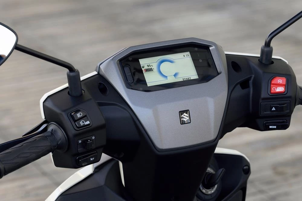 The Suzuki e-Address comes with a 4.2 TFT LC color display with smartphone connectivity and arrow navigation