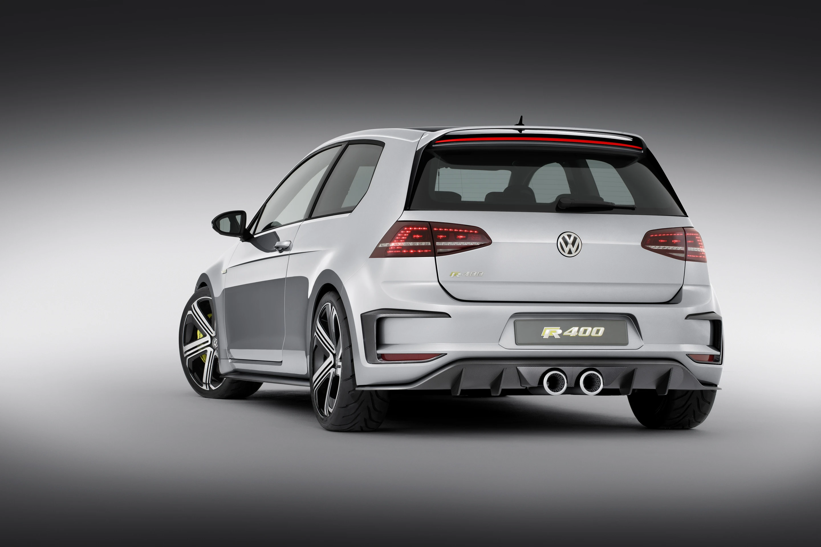 On the scales, the R 400 concept is identical to the standard Golf R, at 1,420 kg (3,130 lb)