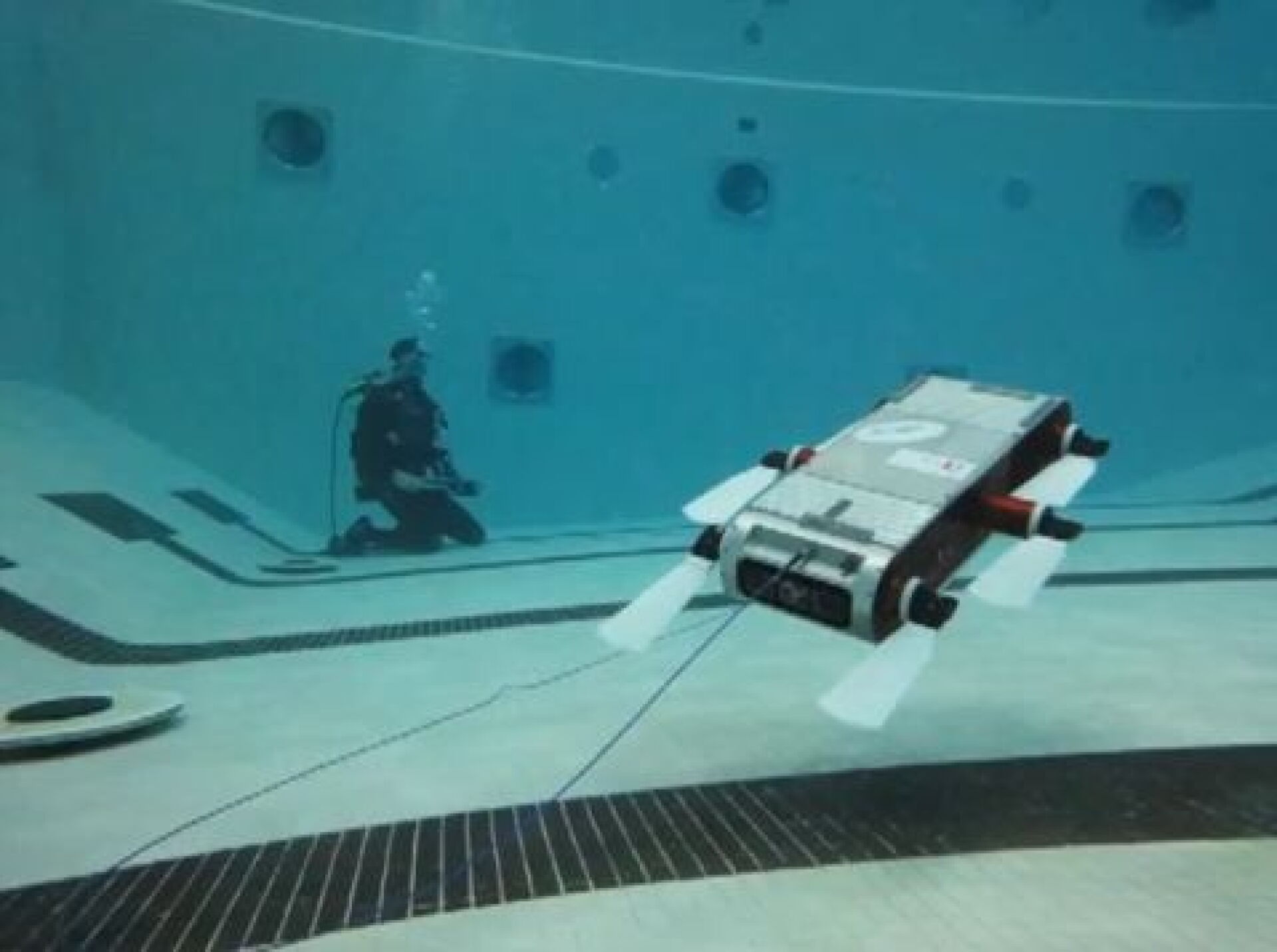 Underwater swimming robot now wirelessly controlled