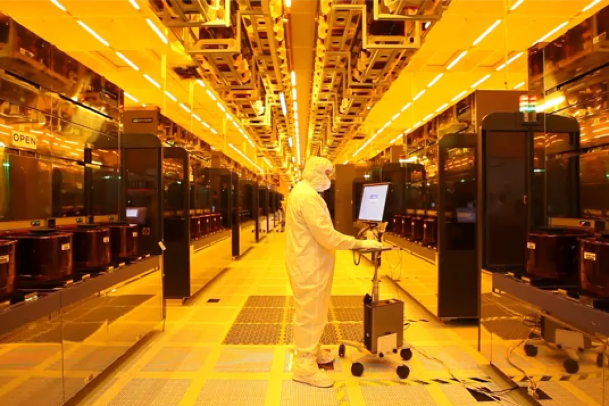 Inside the Lexar clean room facility in Utah where memory chips are made. The clean room is claimed to be 100 times cleaner than a hospital operating theater