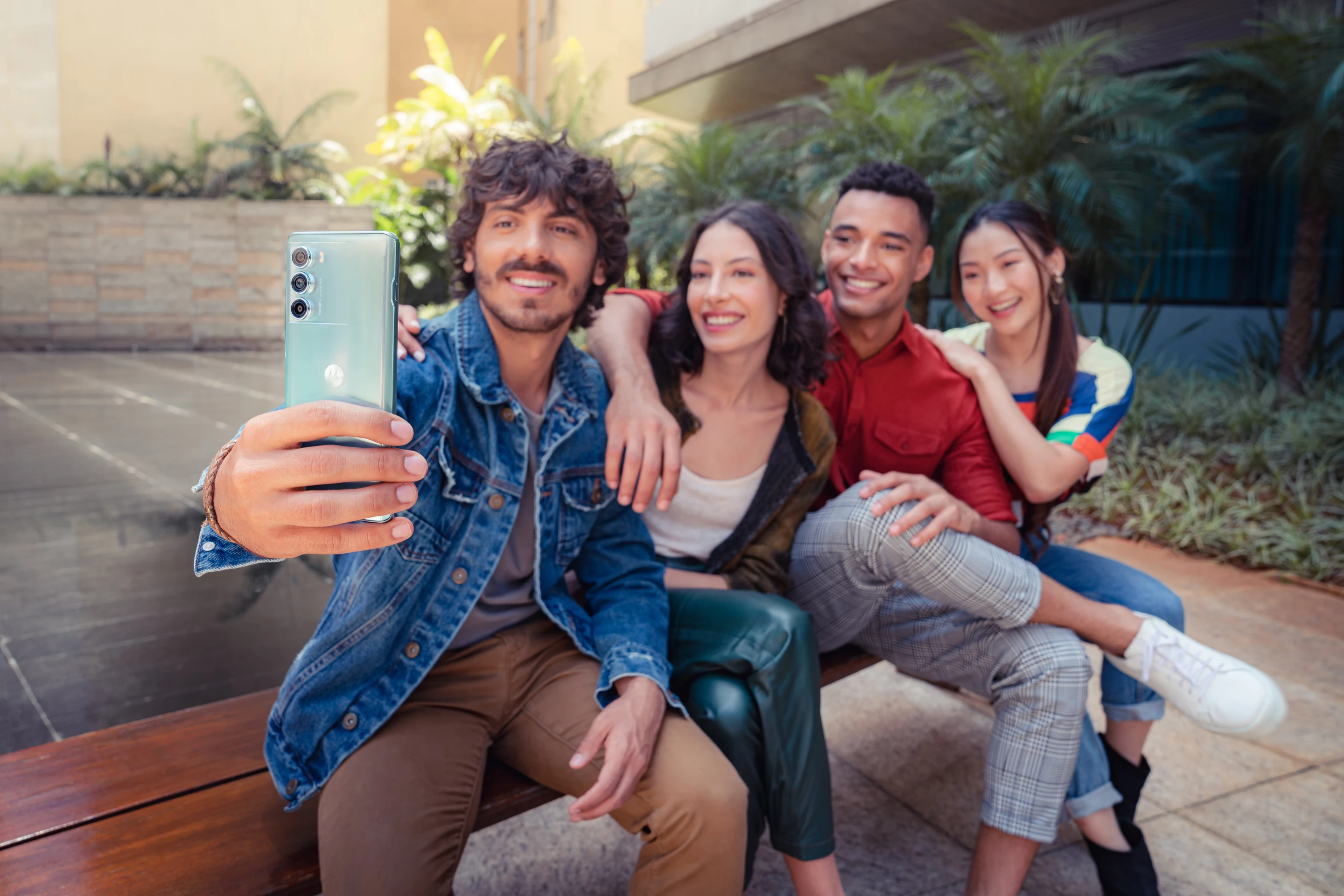 The moto g200 5G features a 16-megapixel selfie cam