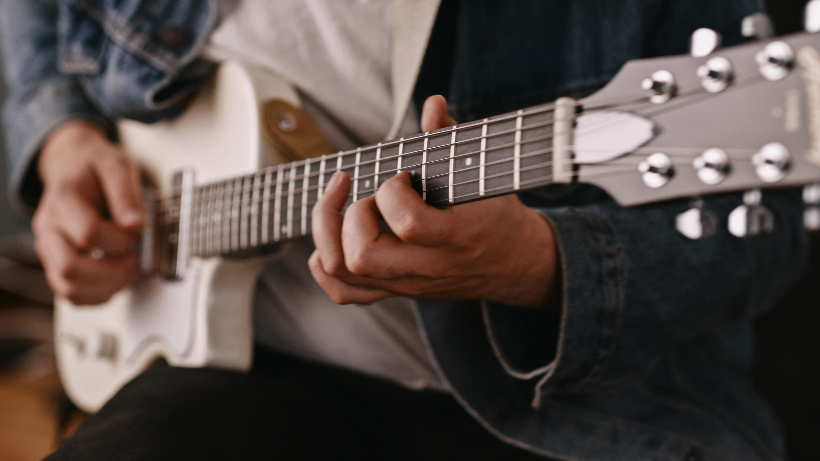 The Juno is described as lightweight, perfectly balanced and comfortable in the hands, but still packing a big sound