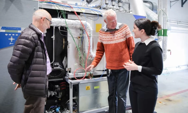 From left: Professor Mohsen Assadi, engineer Bjarte Hetlelid and doctoral fellow Reyhaneh Banihabib, with the world's first gas turbine running on pure hydrogen as a combustion fuel