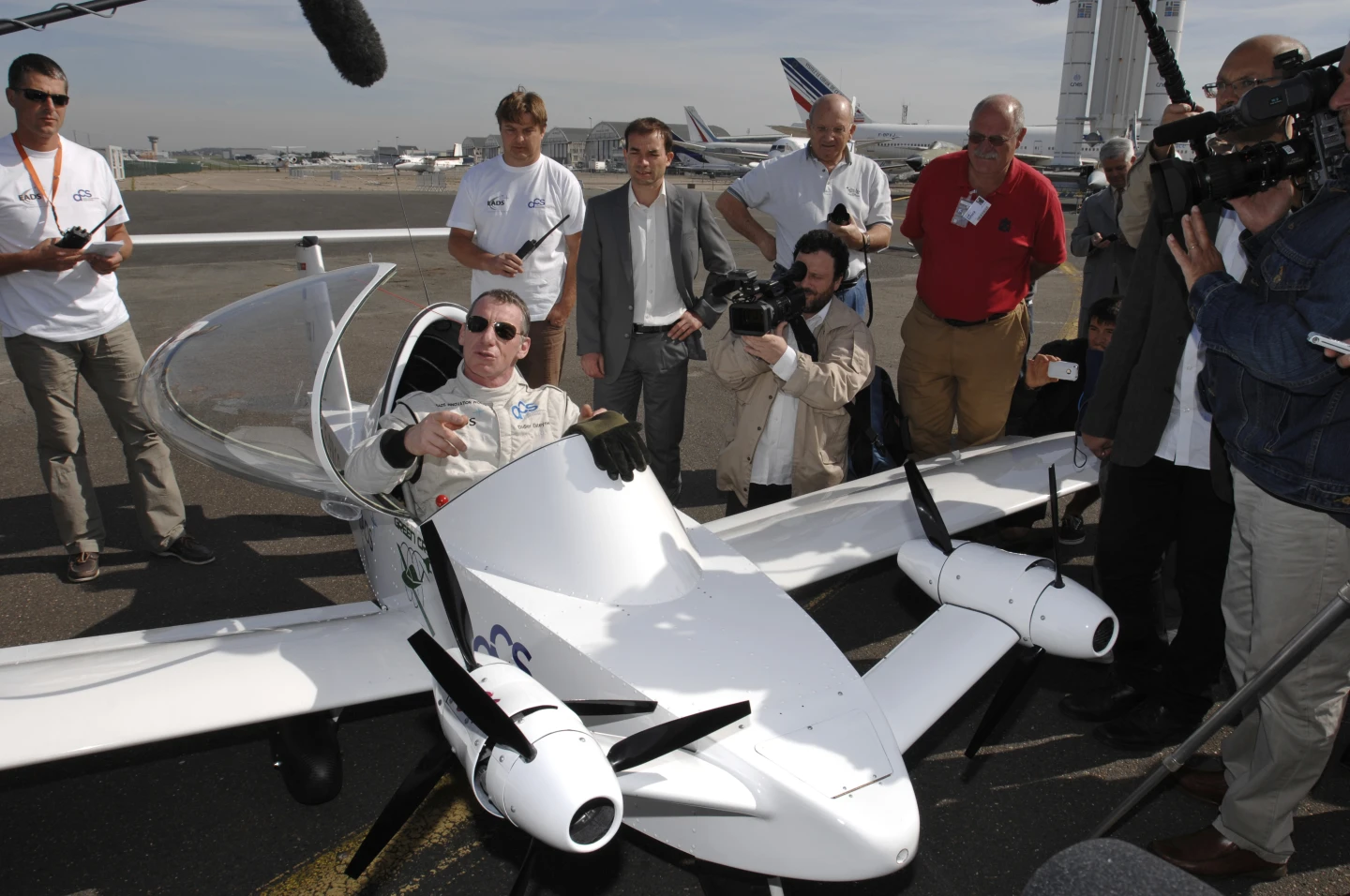 Upon landing, the Green Cri is surrounded by photographers