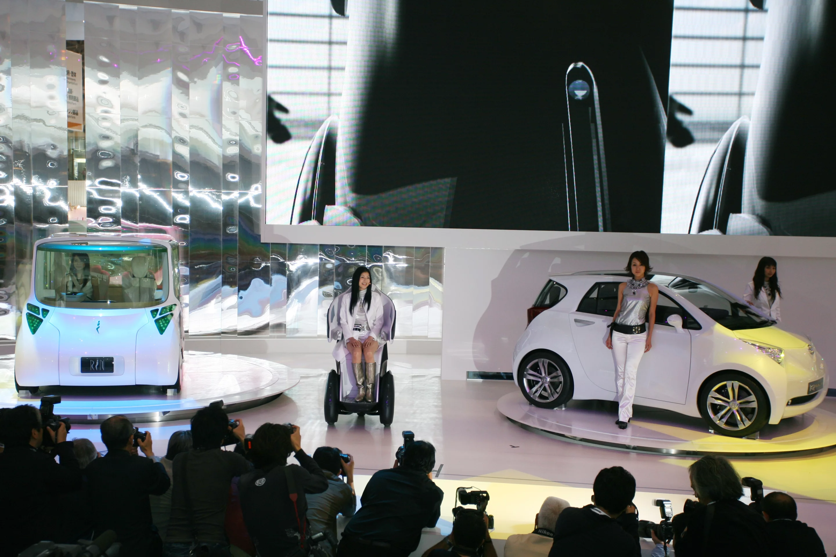 Toyota's i-REAL on stage at the Tokyo Motor Show in 2007