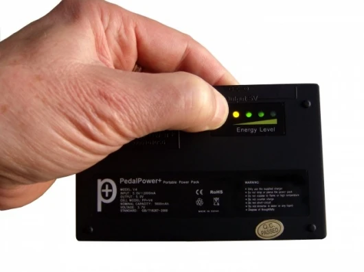 The power meter on the V4 battery unit show how much charge remains