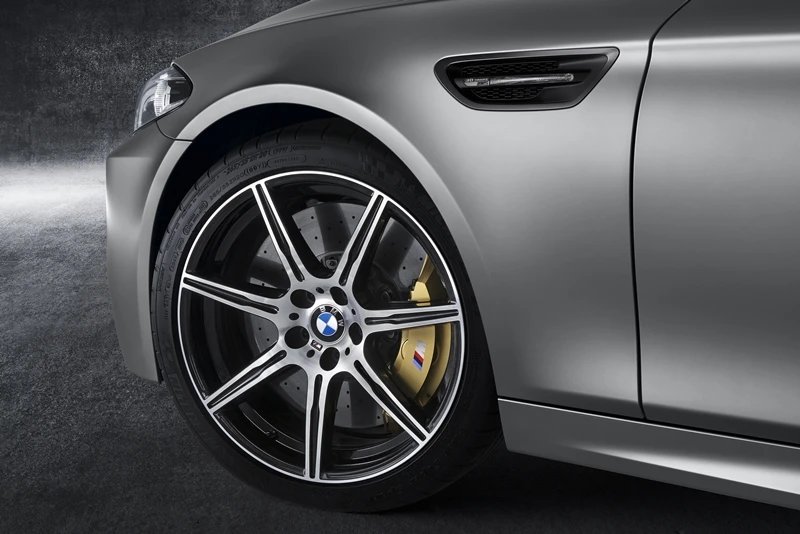 The 20-inch alloy wheels are highlight with black chrome