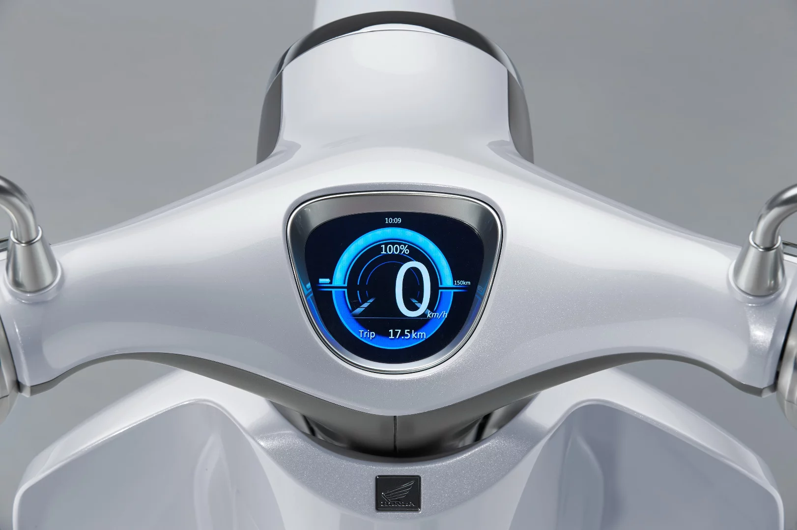 Typical riding indications of the Honda EV-Cub's digital instrument