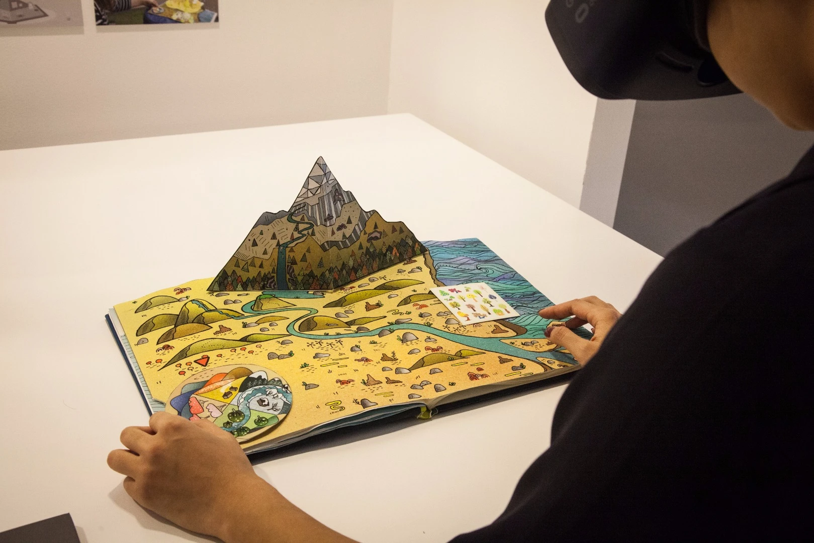 Global Grad Show: Wonder-LAND is a pop-up science book for kids that makes use of augmented reality. By Yedan Qian from Sweden's Umea Institute of Design