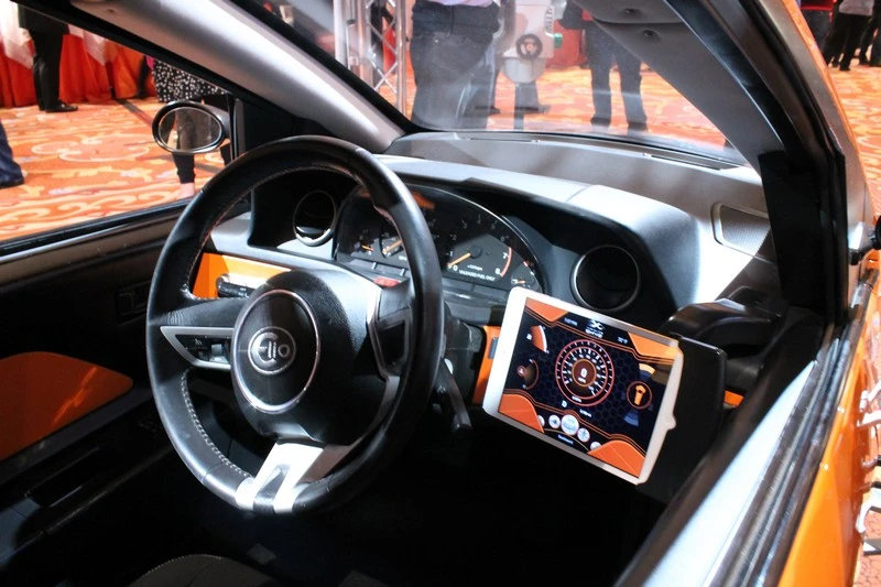 Elio has a custom tablet-based infotainment system (Photo: Eric Mack/Gizmag.com)