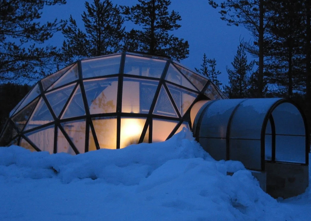 This thermal glass prevents frosting and maintains a clear view even when outside temperatures drop below -30 degrees C (image from Hotel Kakslauttanen)