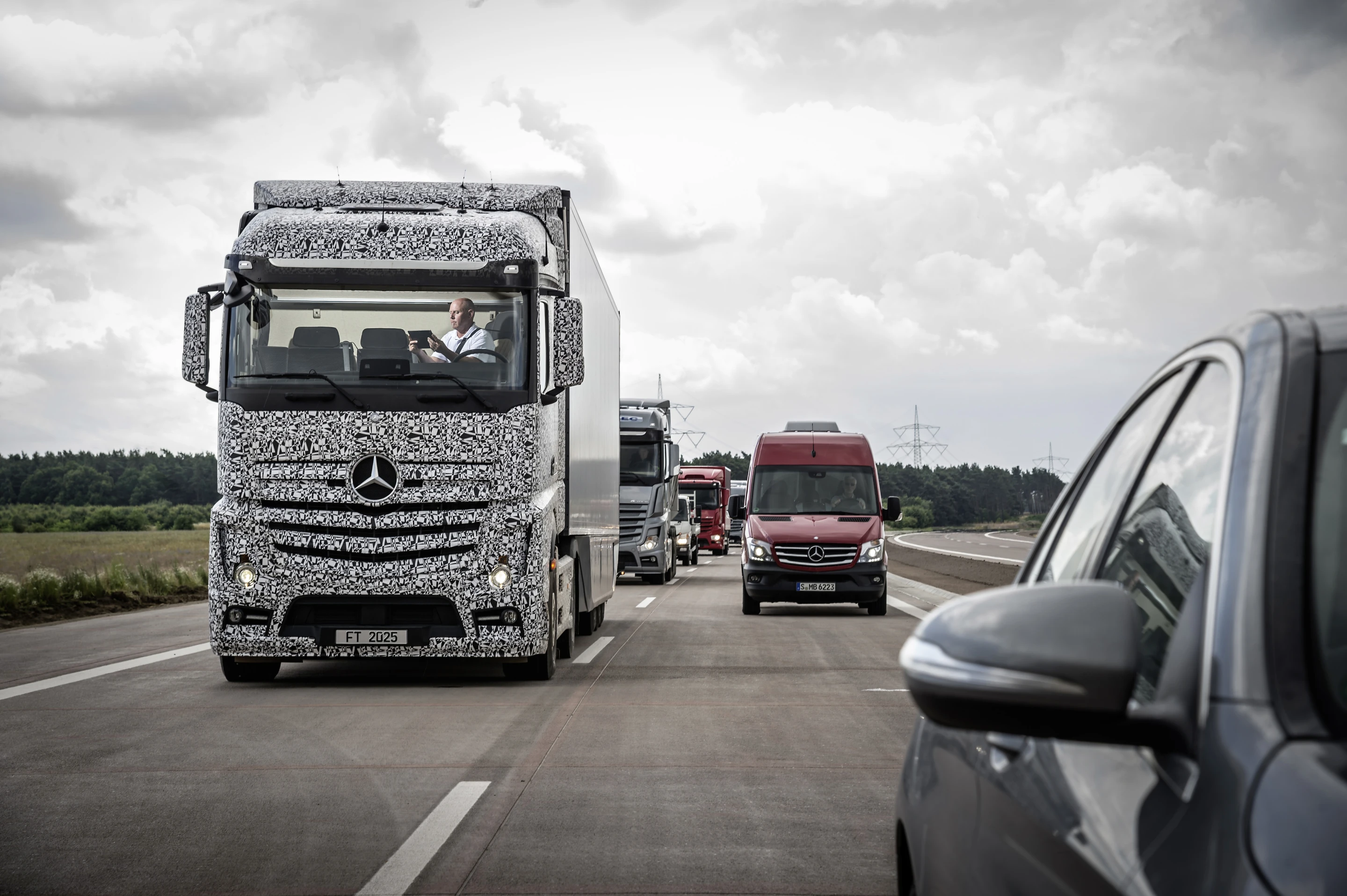 The Daimler autonomous truck has wireless communications