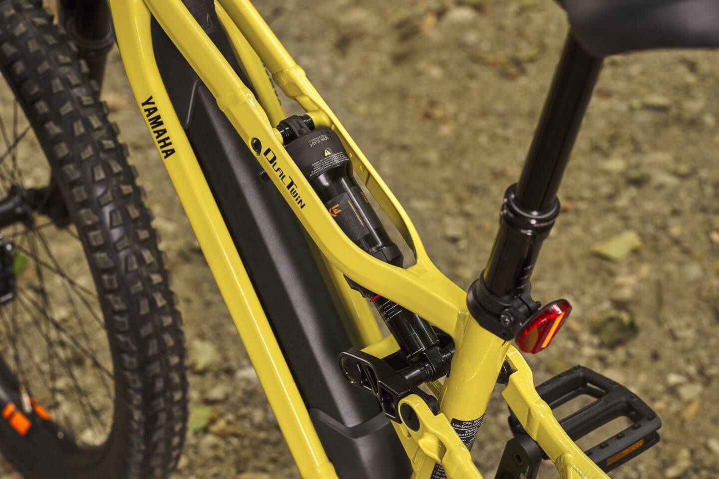 The split frame allows a unique rear shock mount that keeps the whole frame low and compact