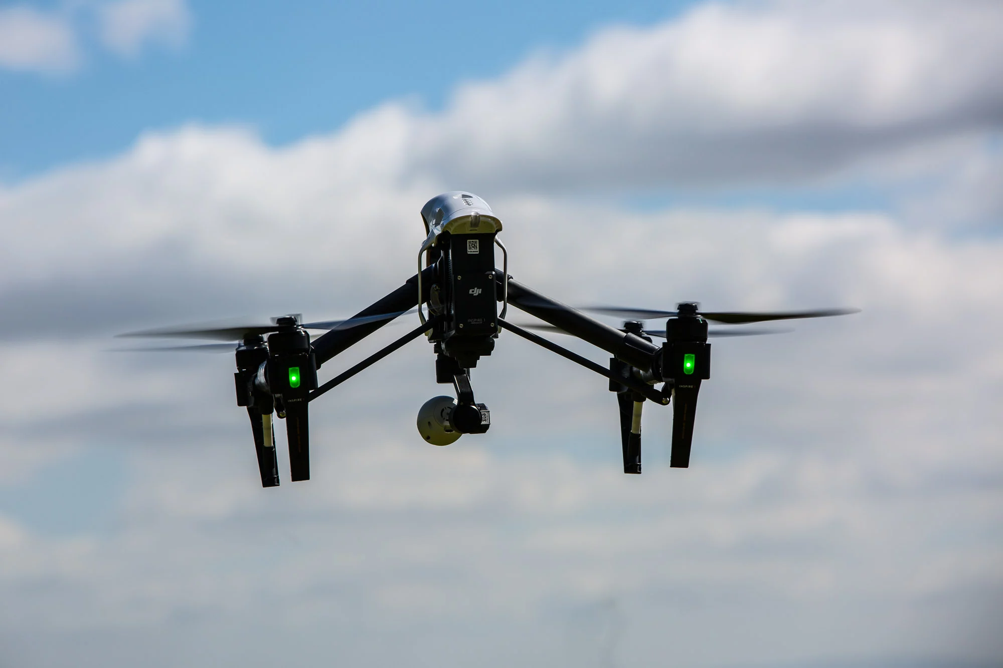 DJI Inspire 1: 'landing gear' drops when close to the ground to protect the camera (Photo: Noel McKeegan/Gizmag.com)