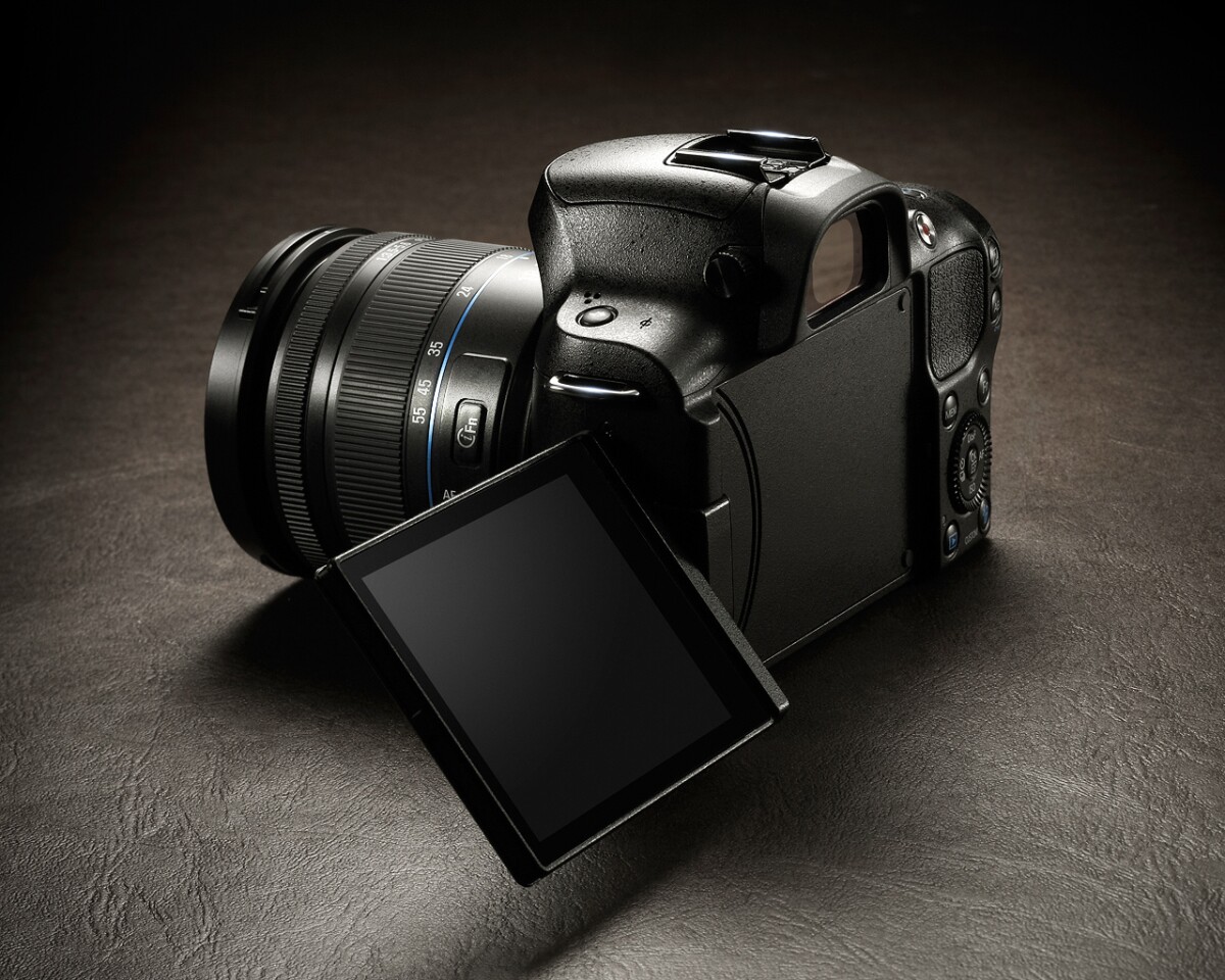 In addition to the 3-inch AMOLED panel, the NX20 has an SVGA electronic viewfinder with eye contact sensor