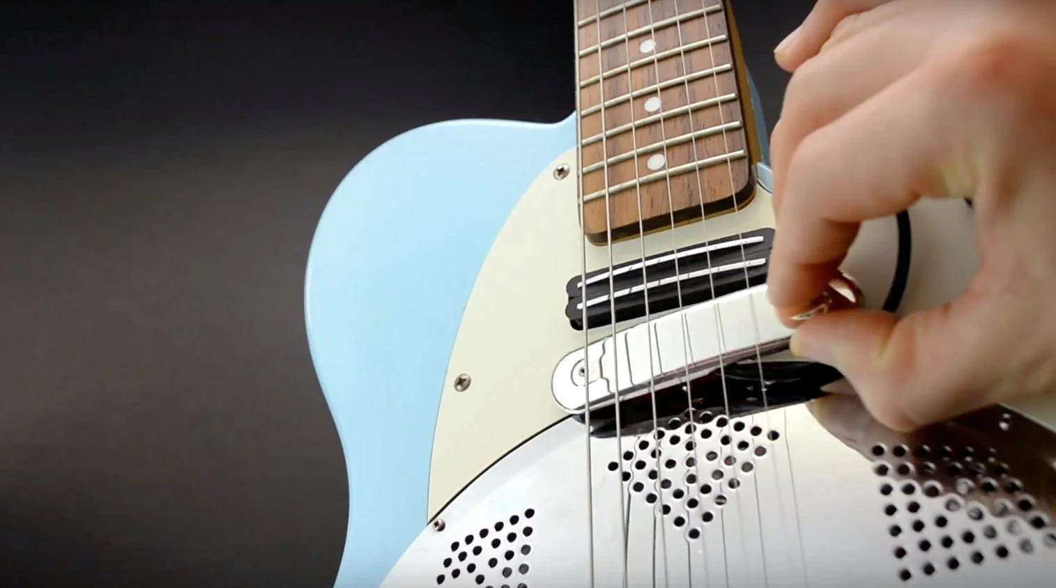 The Submarine Pro's mounting plate uses nano material suction pads to attach to an electric guitar