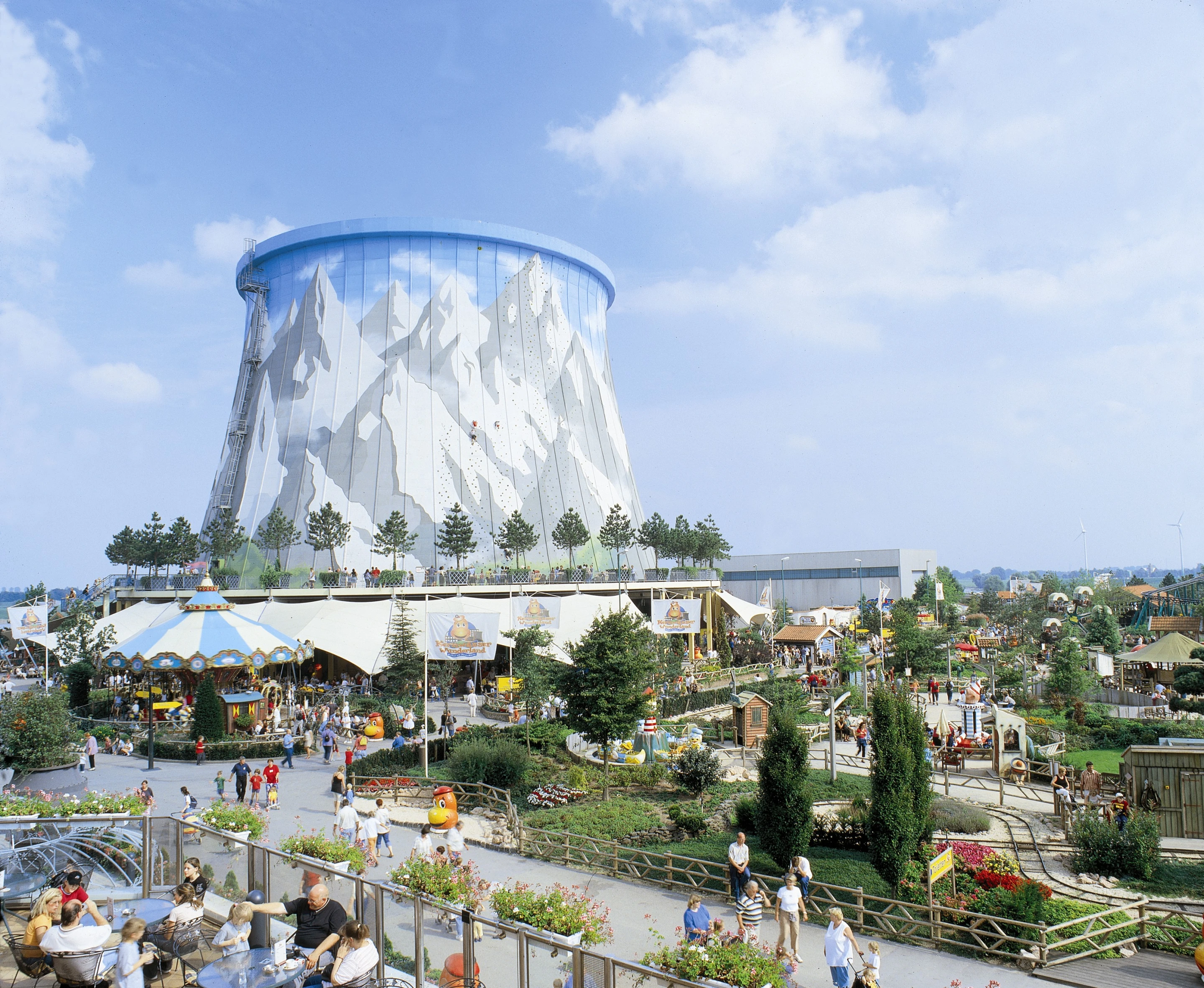 The proportions of the park are enormous, positioned on over 55 hectares (80 football fields) (image from Wunderland Kalkar)