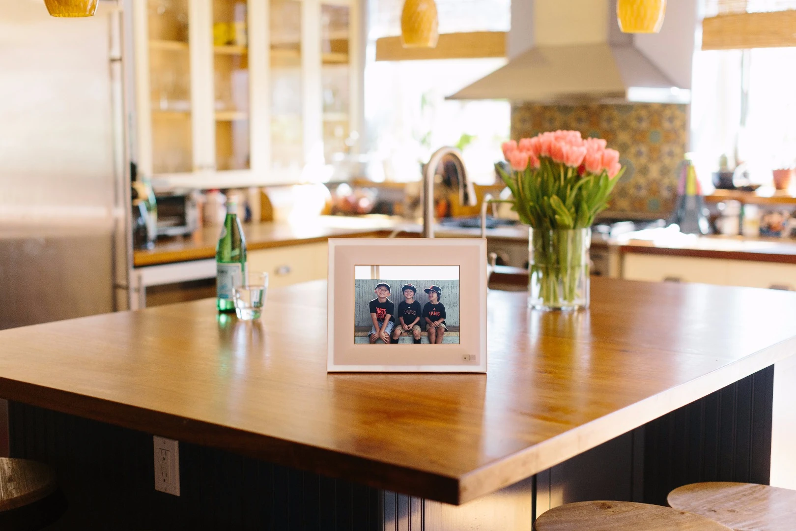 The Aura app selects pictures of the people a user photographs most often