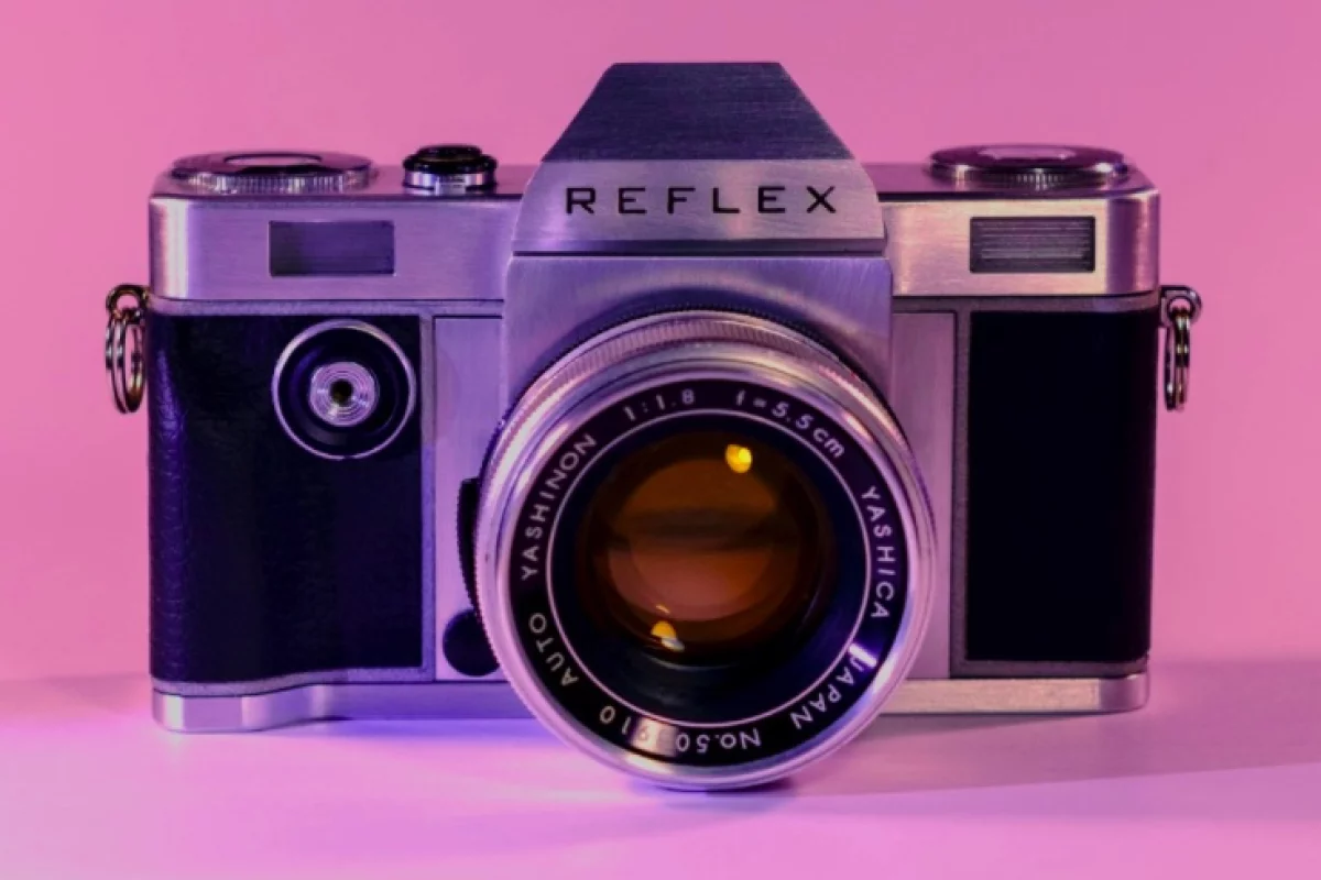 The Reflex camera can accept various manufacturers' lenses