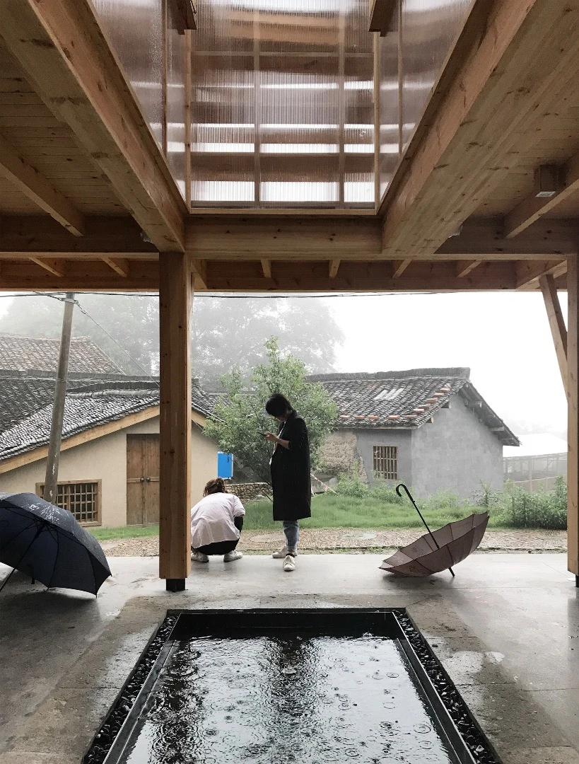"At rainy days, water rain falls from the patio into the pool, and the sound can be heard inside the house; while when the sun shines directly, it creates a unique light and shadow effect," says Shulin Architectural Design