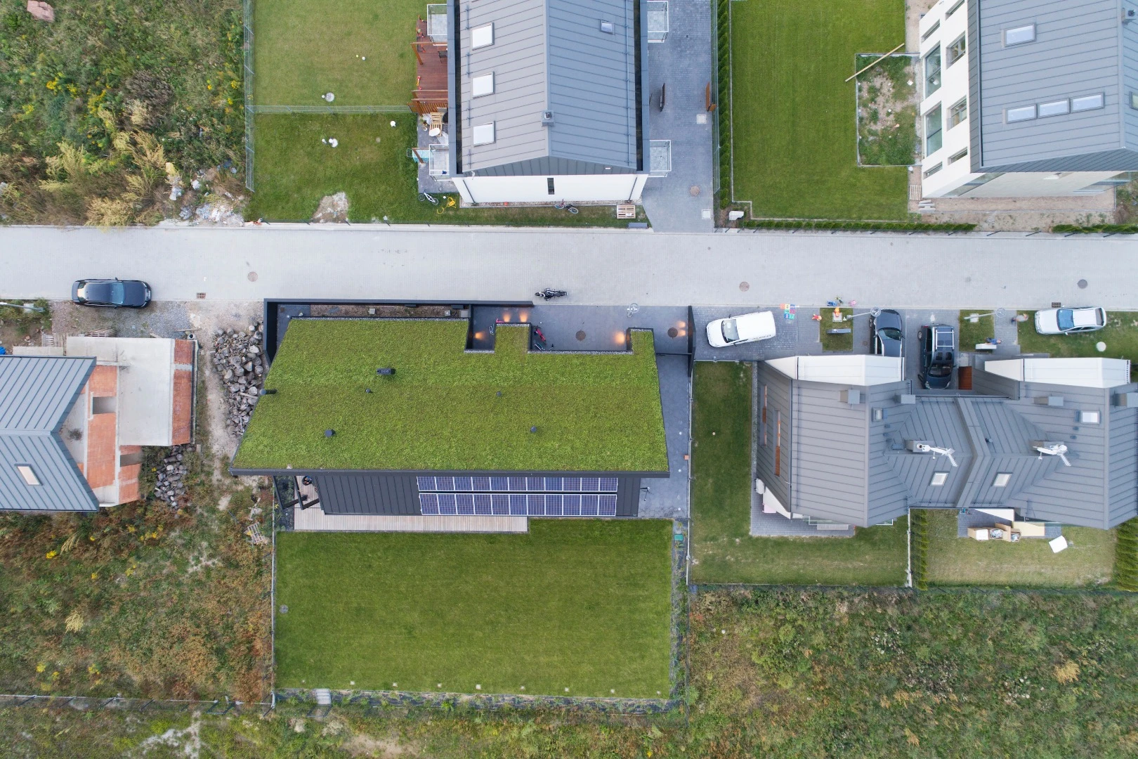 House behind the Roof is situated among 10 single family houses that are relatively densely packed in together