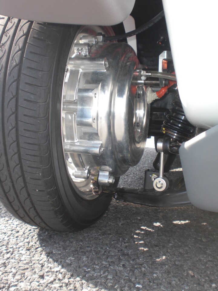 Each front wheel is fitted with a in-wheel motor which are of FOMM's own design (Photo: Stephen Clemenger/Gizmag.com)