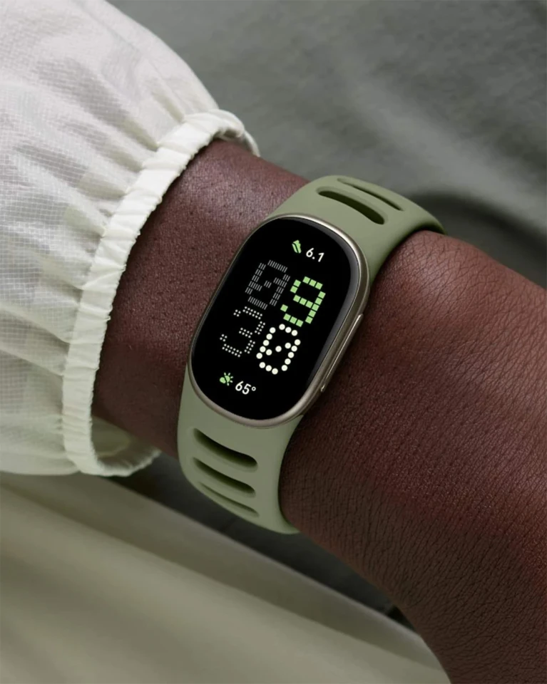 The Edge sure looks neat with its aluminum build and the range of straps on offer – too bad you can't use bands from old Fitbits though