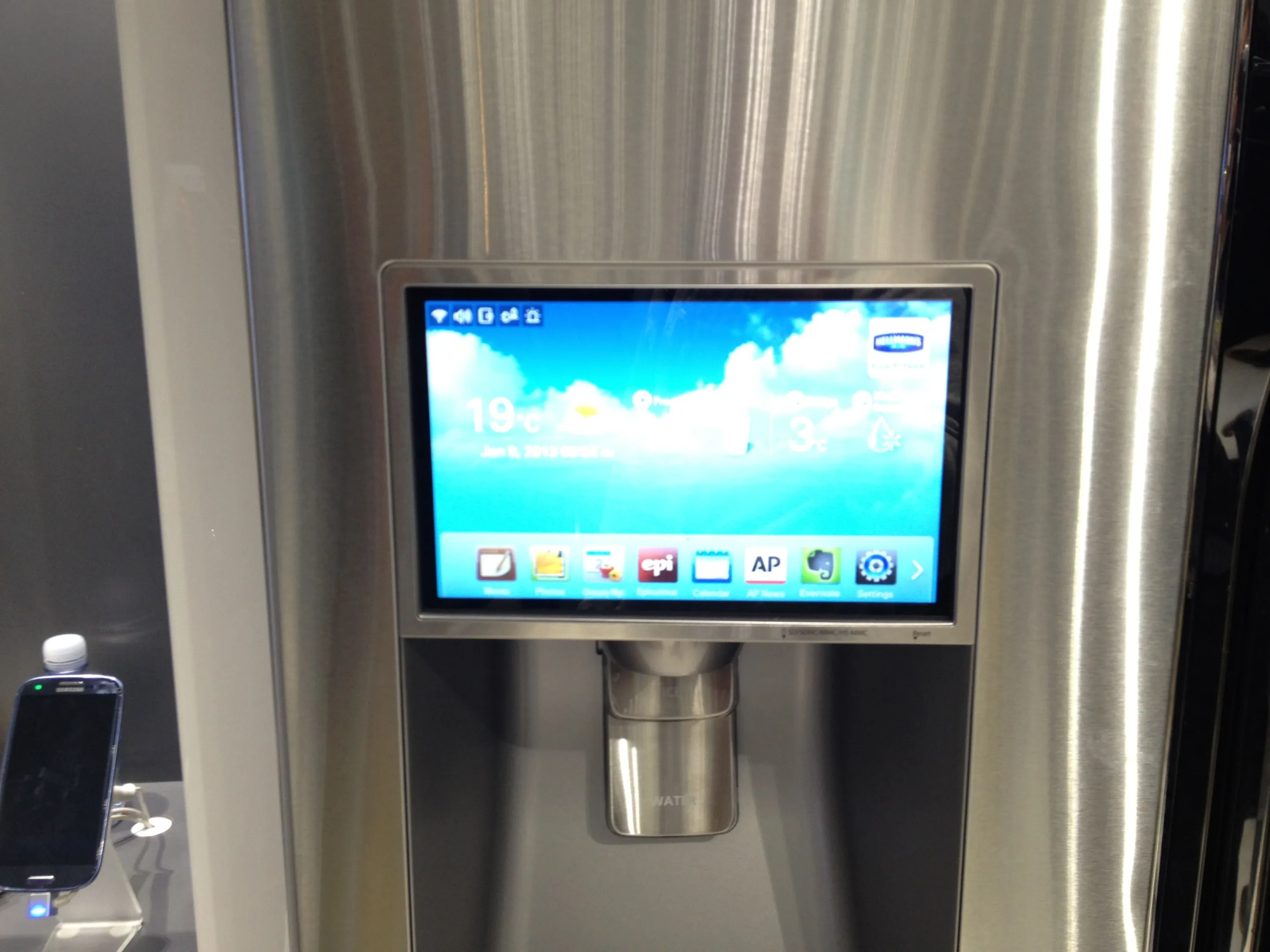 Samsung will offer a LCD option, which features the Evernote app for several interactive functions