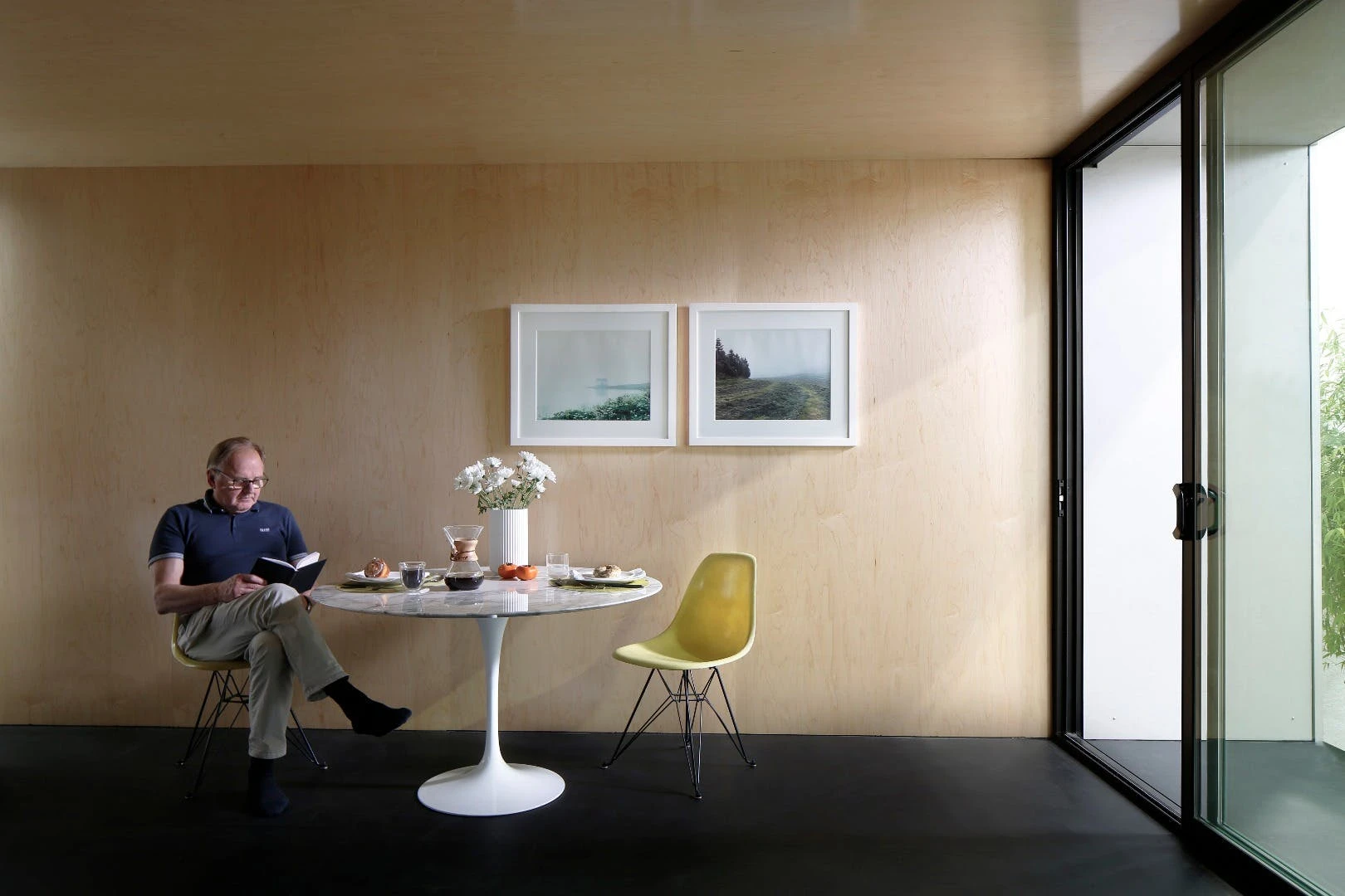 Eating area inside the flatpack Plús Hús