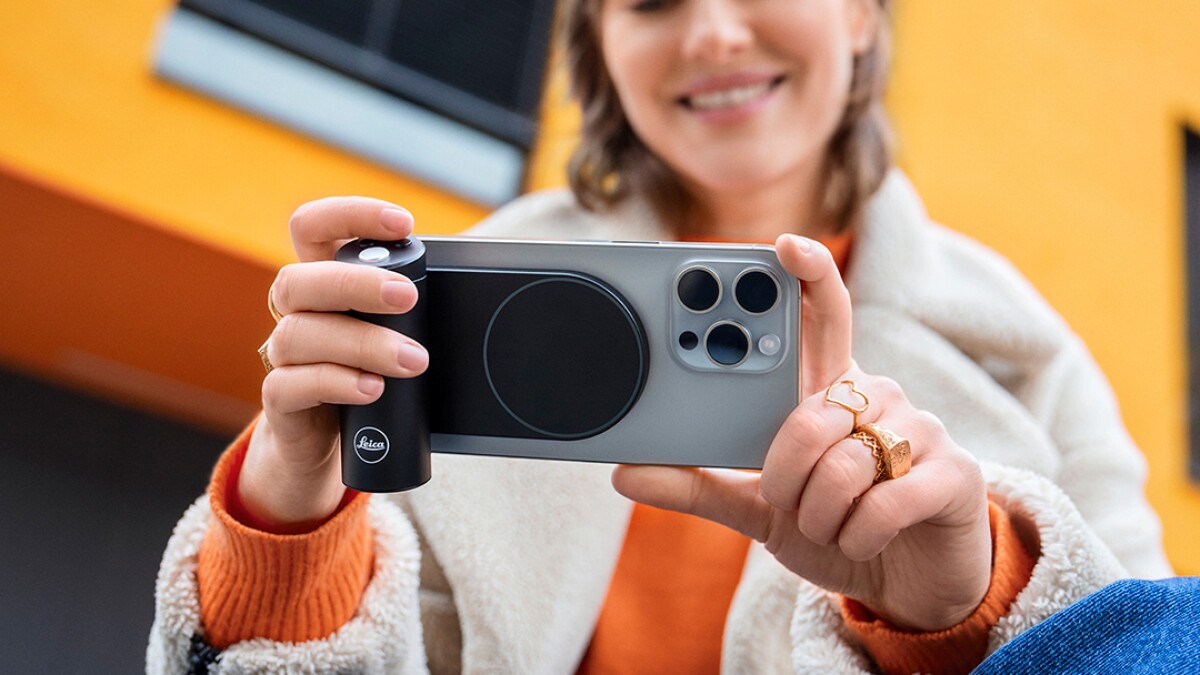 Magnetic grip makes your iPhone more Leica camera