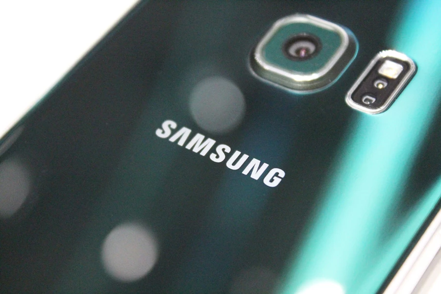 Reflections dancing on the Gorilla Glass 4 back of the GS6 edge (Photo: Stu Robarts/Gizmag.com)