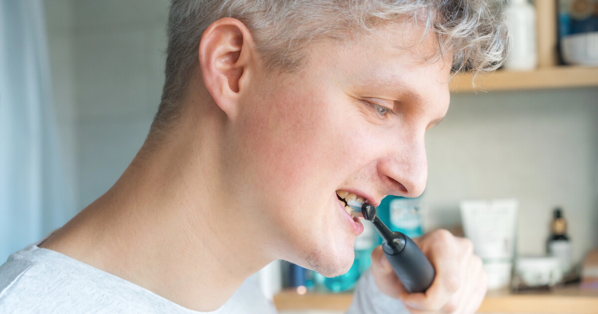 Vibrations activate electric charge in tooth-whitening powder