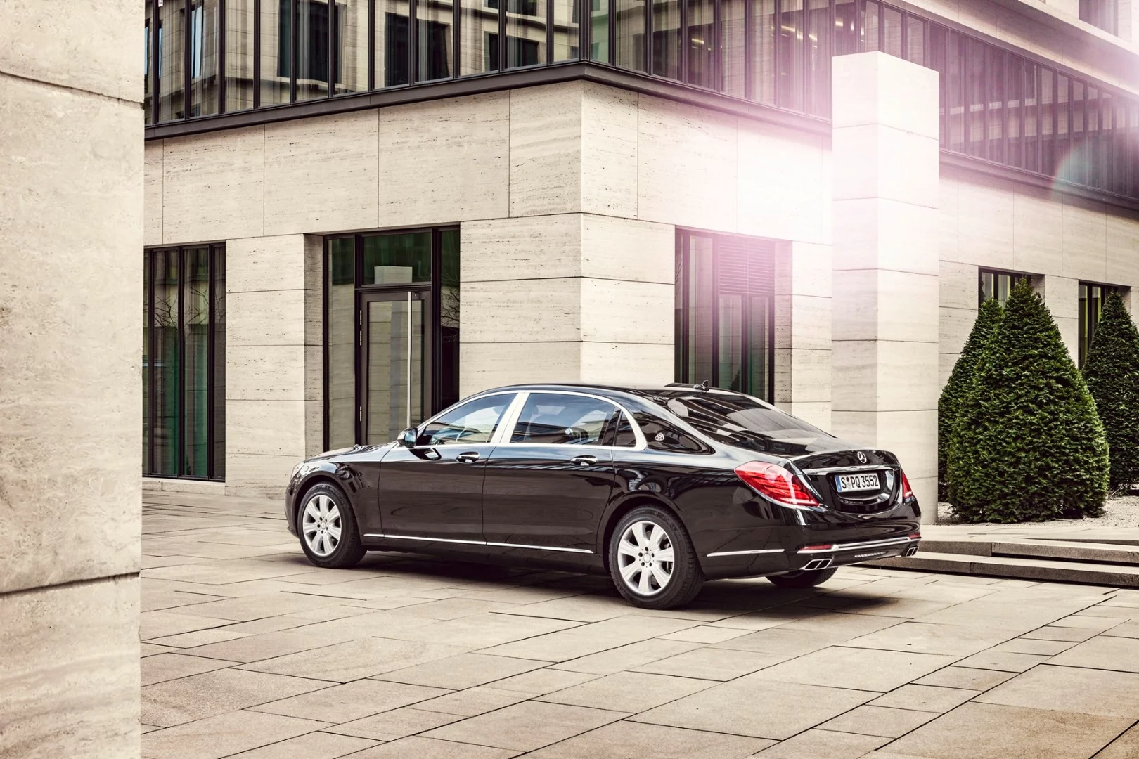 The S 600 Guard has thick fixed windows made of "special material"