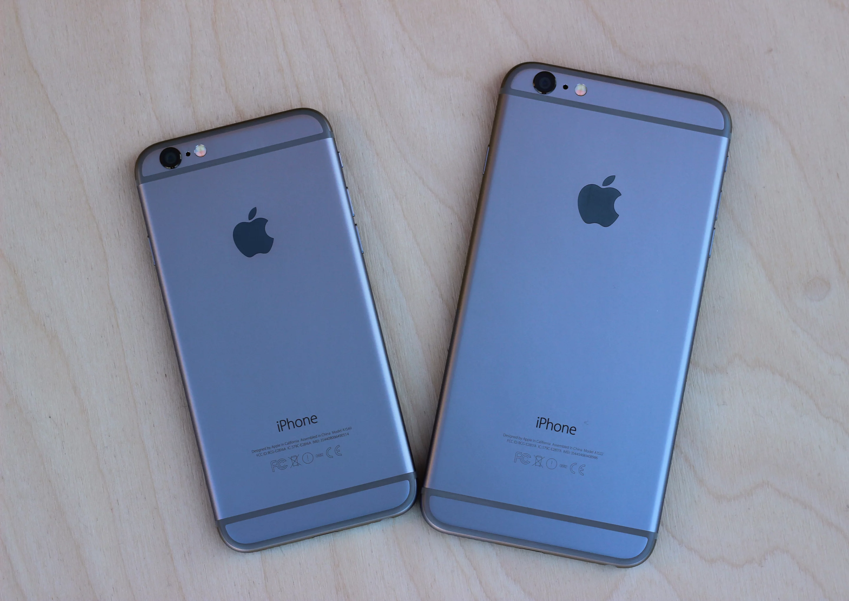 Measuring the areas of their faces, the iPhone 6 is roughly 75 percent as big (Photo: Will Shanklin/Gizmag.com)