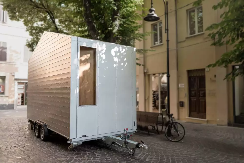 aVoid is based on a double-axle trailer and comprises a wooden frame