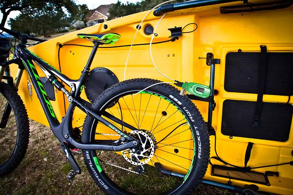 The goLock Venture communicates with the user's phone via both Bluetooth and cellular