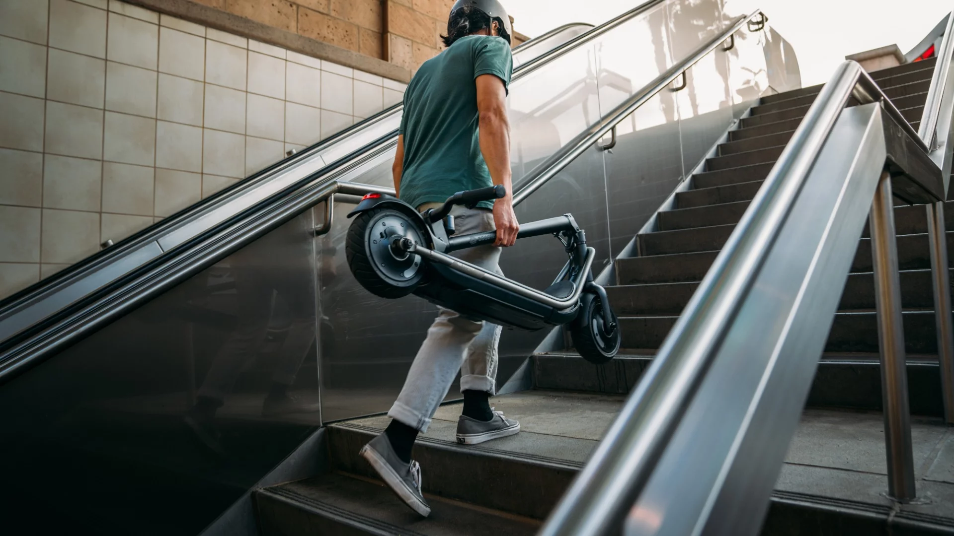 The handlebars on the Rev fold downwards by way of a simple release latch and lock into the rear fender