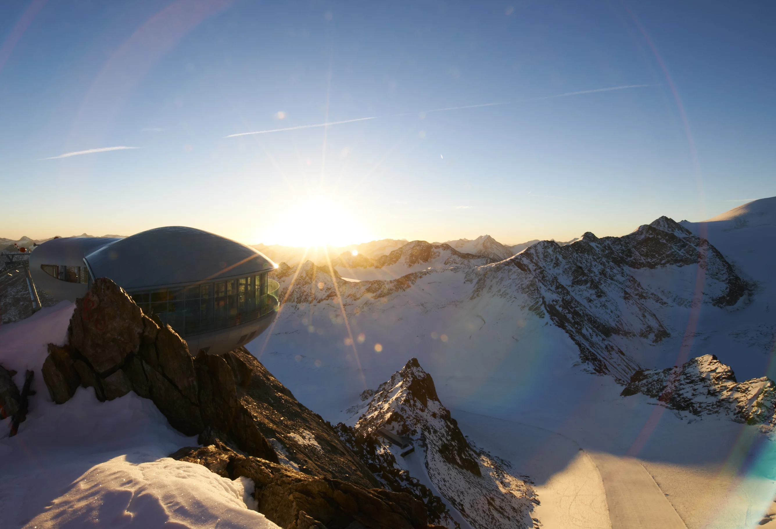 At an altitude of 3440 meters (11,286 ft.), the new “Wildspitzbahn” visitor center and café are the highest in Austria (Image: Pitztaler Gletscherbahn)