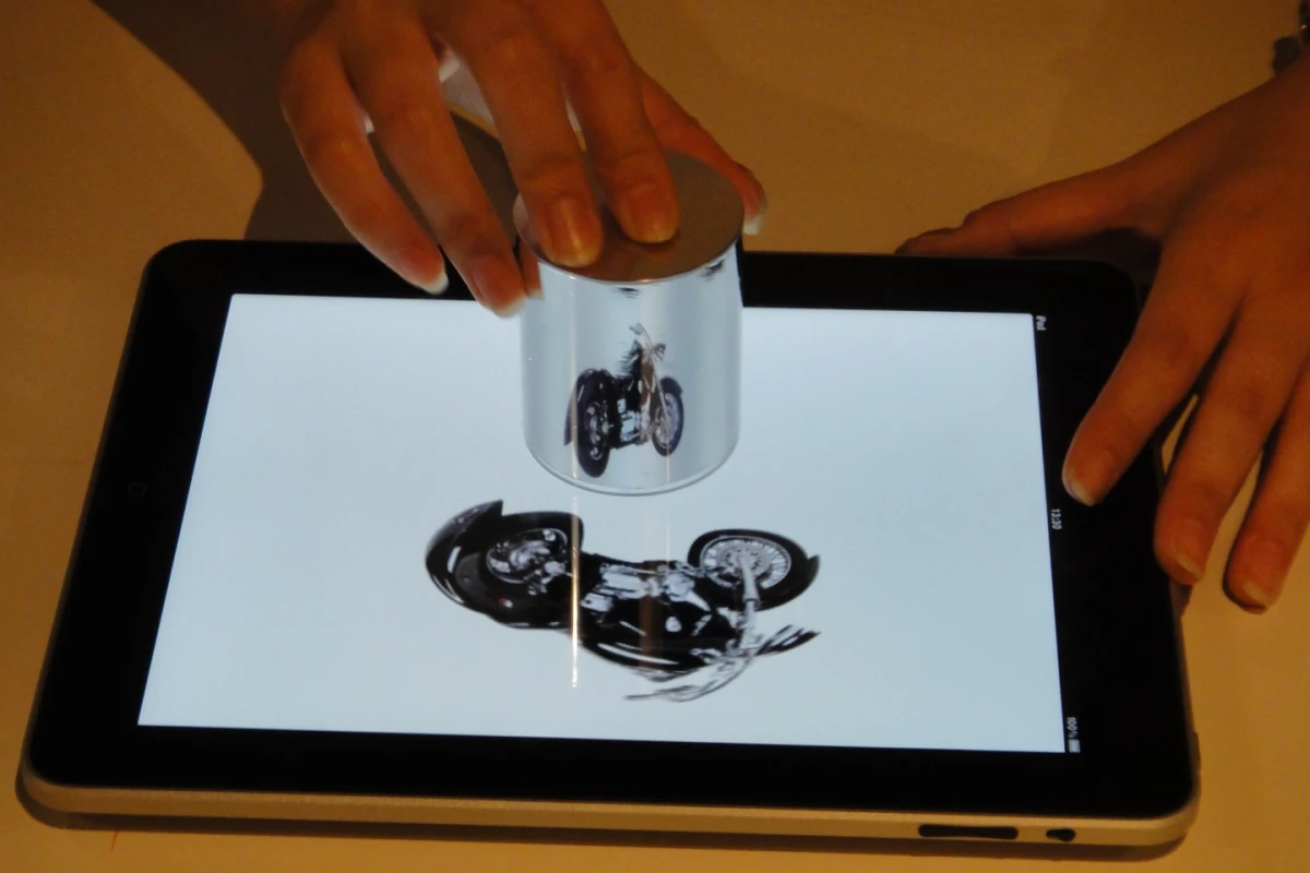 iPad anamorphicon with 3D display device (Photo: DigInfo)