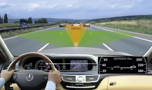 The S-class has Brake Assist PLUS: Close-range radar in conjunction with DISTRONIC