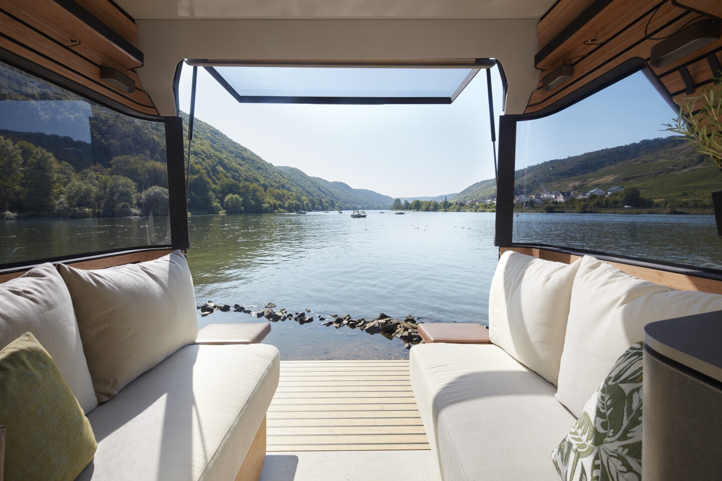 The VisionVenture looks comfortable enough to spend days at a time in, but the rear lounge ensures occupants don't lose their connection with the outdoors