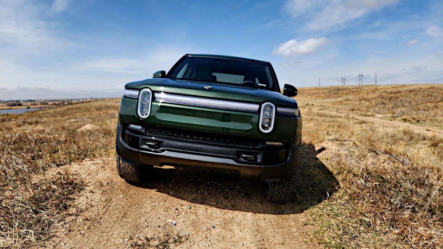Soft corners and oval headlamps are 2025 Rivian R1T hallmarks