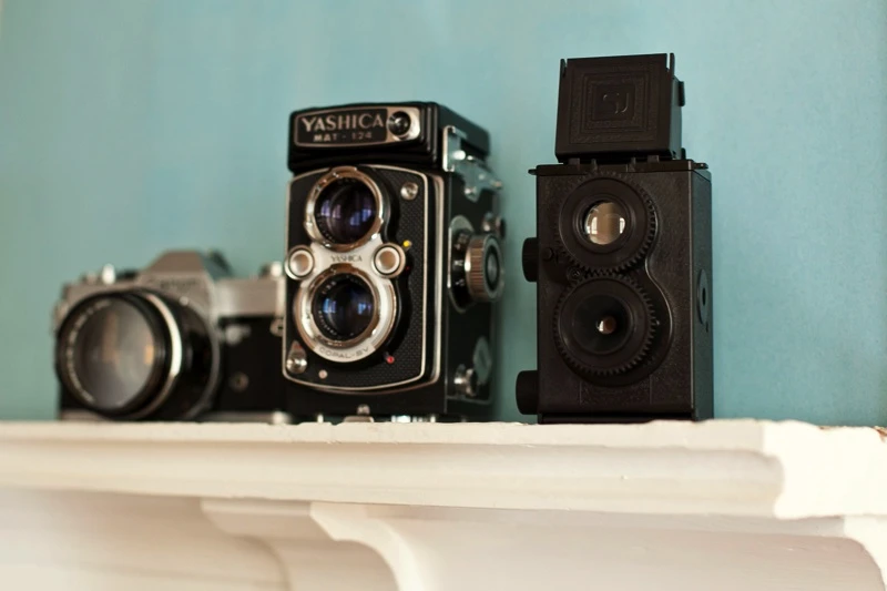 The twin lens kit camera looks right at home with its professional cousins (Image: Photojojo)